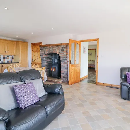 Holiday home Tullyally Red Castle
